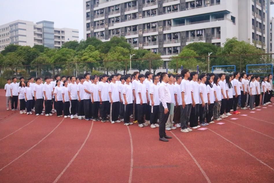 世界杯官网举行升国旗仪式暨“国旗下的讲话”活动