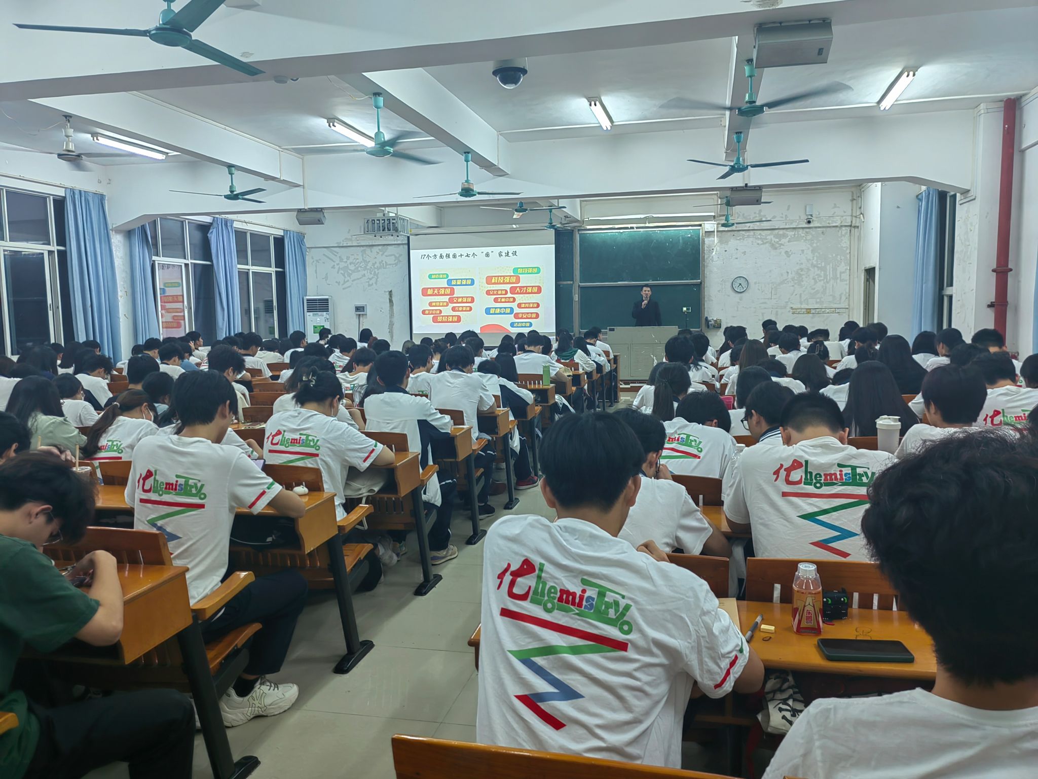 2026世界杯官方合作网站党委副书记刘勇给学生党员讲党课