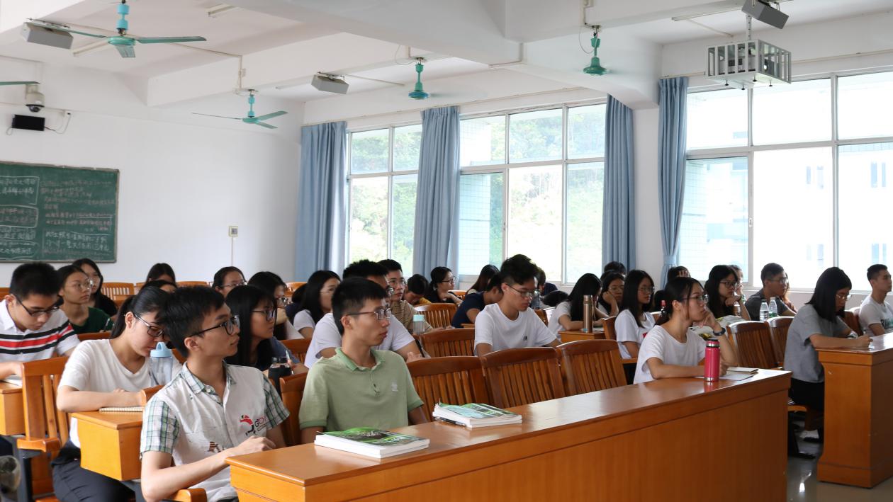 改革开放四十年 成就辉煌震世界  世界杯官网思想政治理论大课堂圆满结束