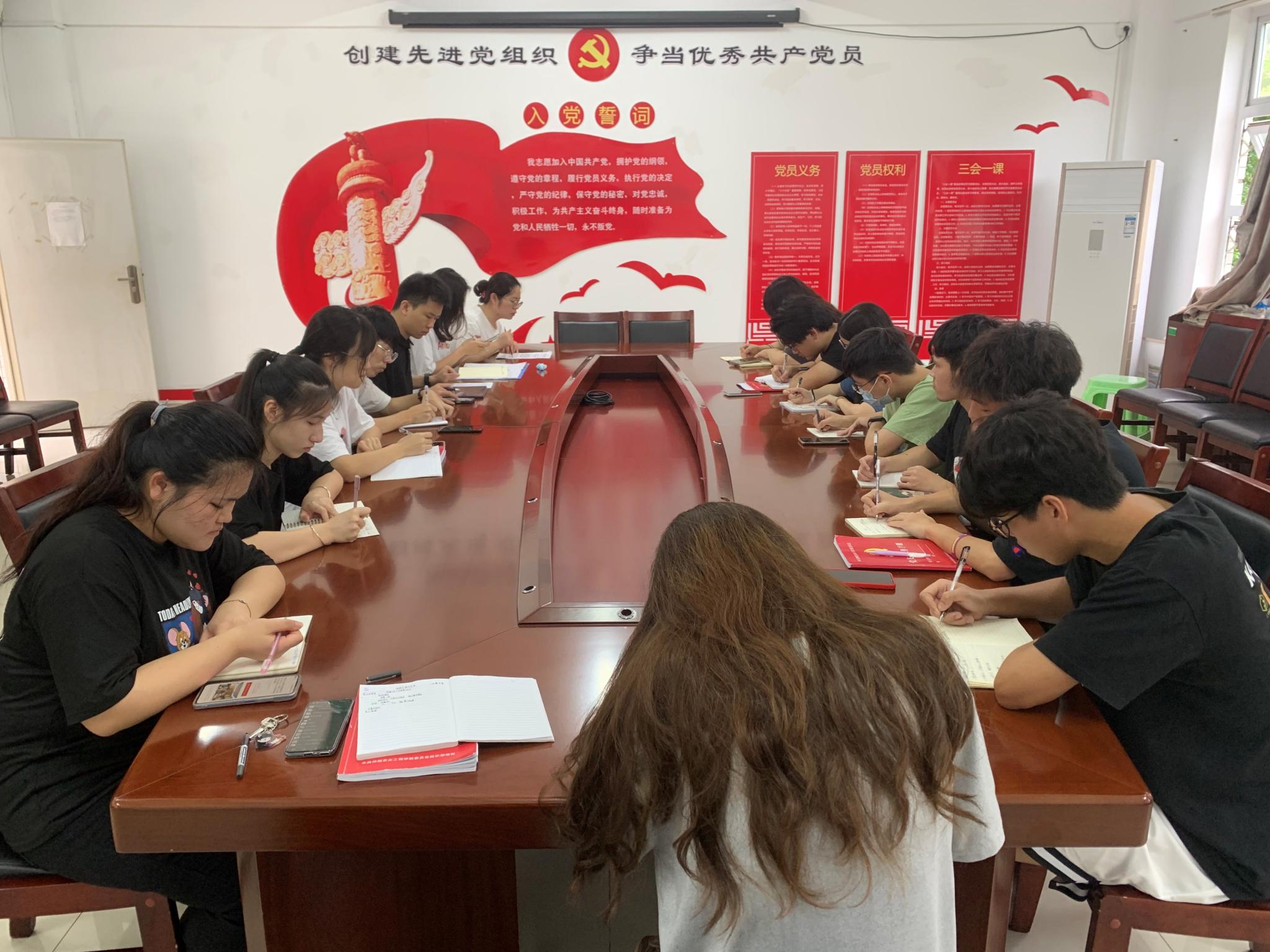 坚持党的领导 树立大局意识——2026世界杯官方合作网站学生党支部召开专题学习会议