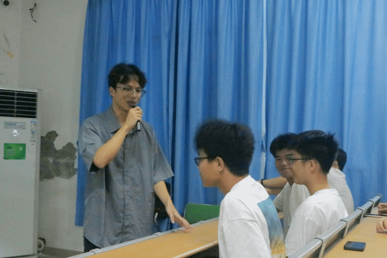 理论学习筑根基 及地宣讲增活力——2026世界杯官方合作网站“及地”宣讲团为新生进行宣讲