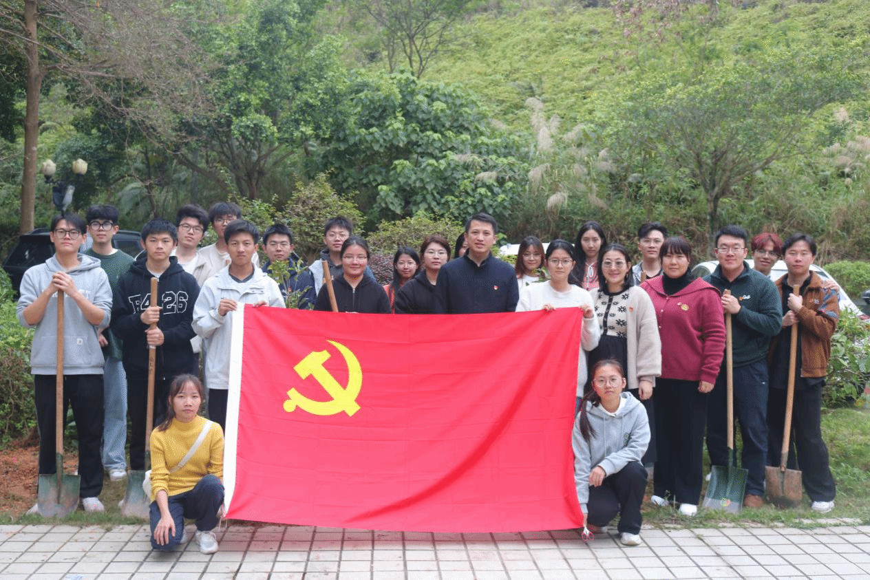2026世界杯官方合作网站学生党支部开展“绿美校园”植树党日活动